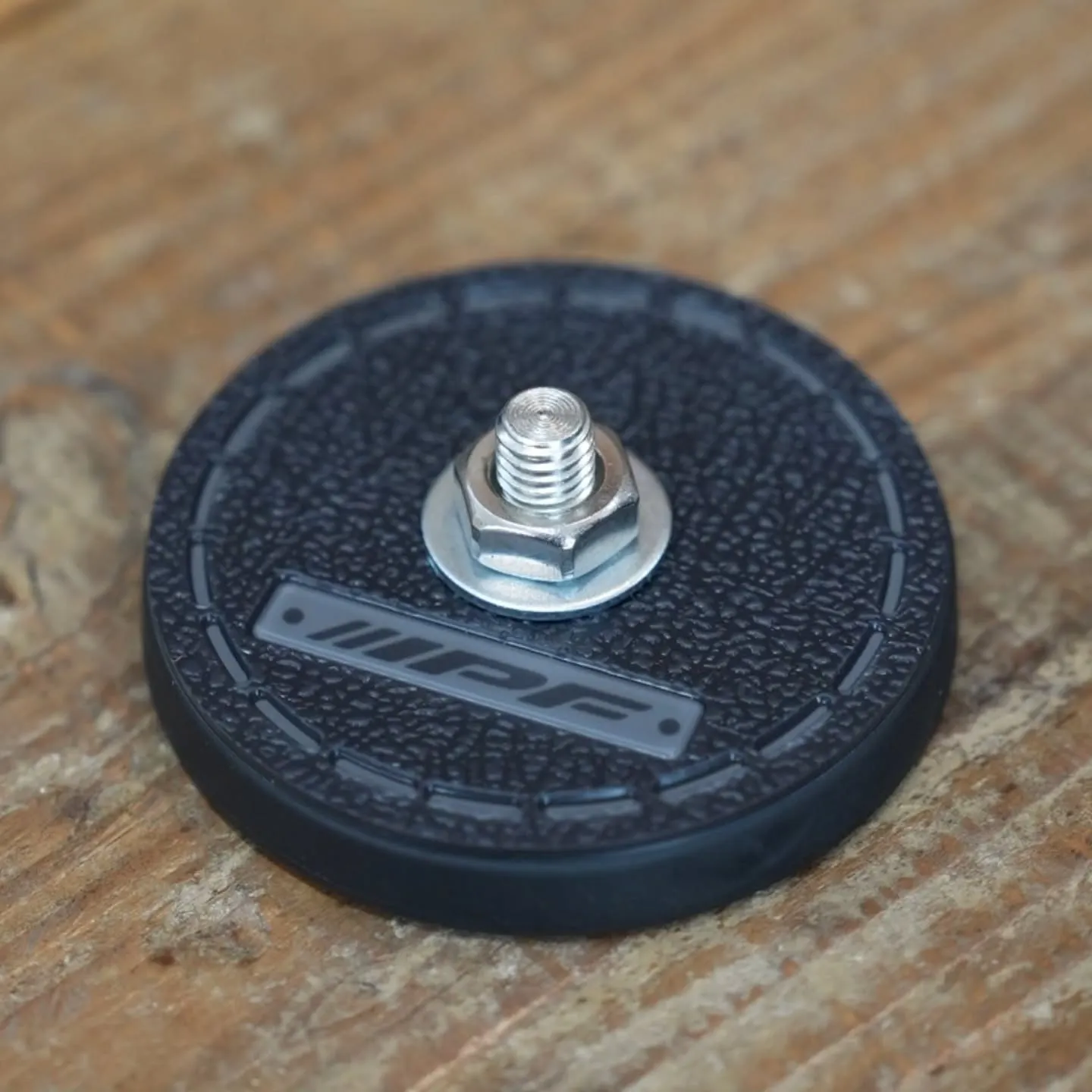 IPFさんの新製品「レザー調マグネットマウント」にアピオの「...