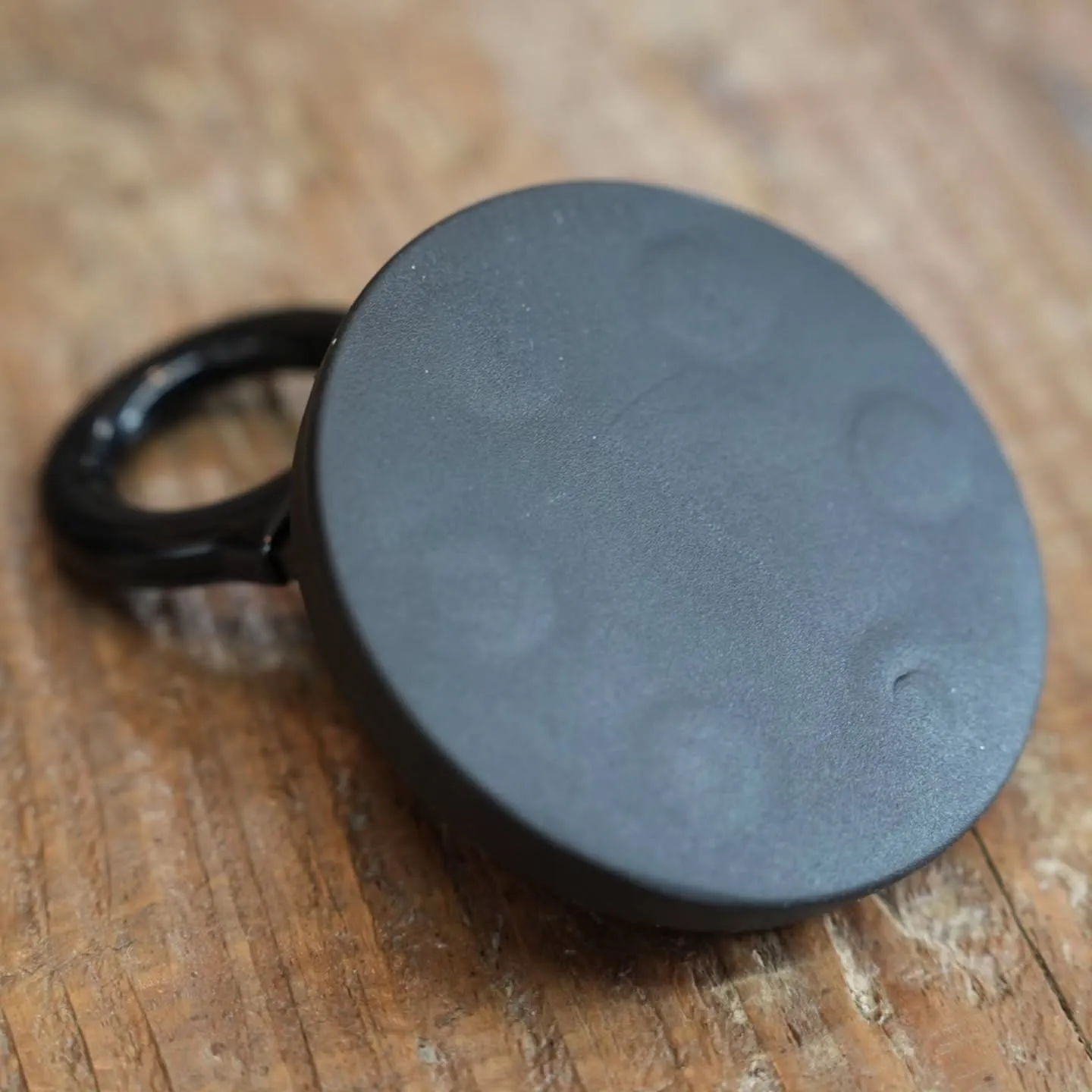 IPFさんの新製品「レザー調マグネットマウント」にアピオの「...