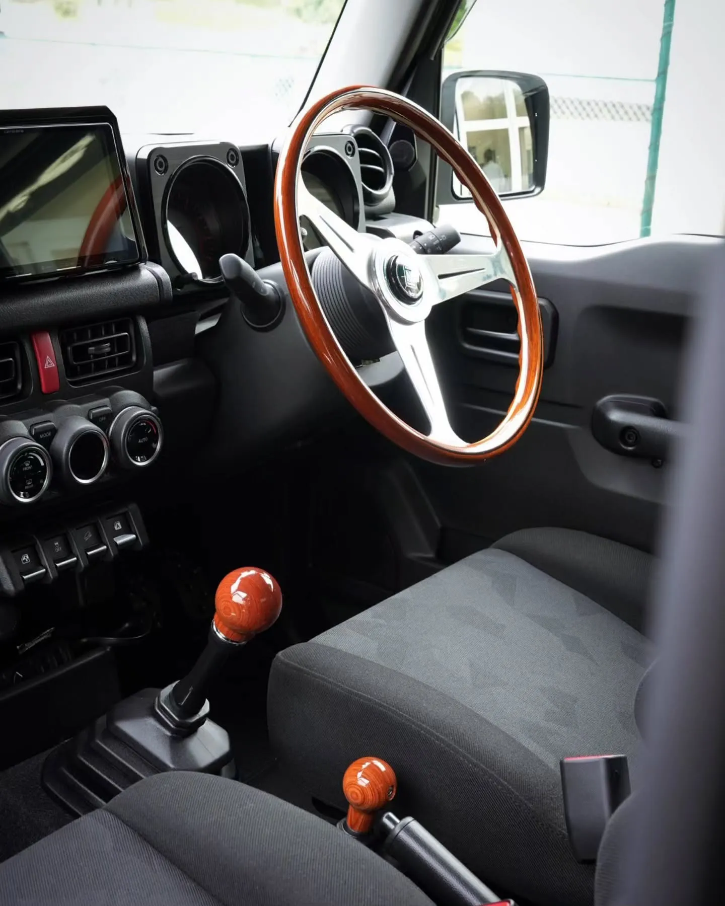 ジムニーの内装にウッドを入れるという選択肢…アリだと思います...