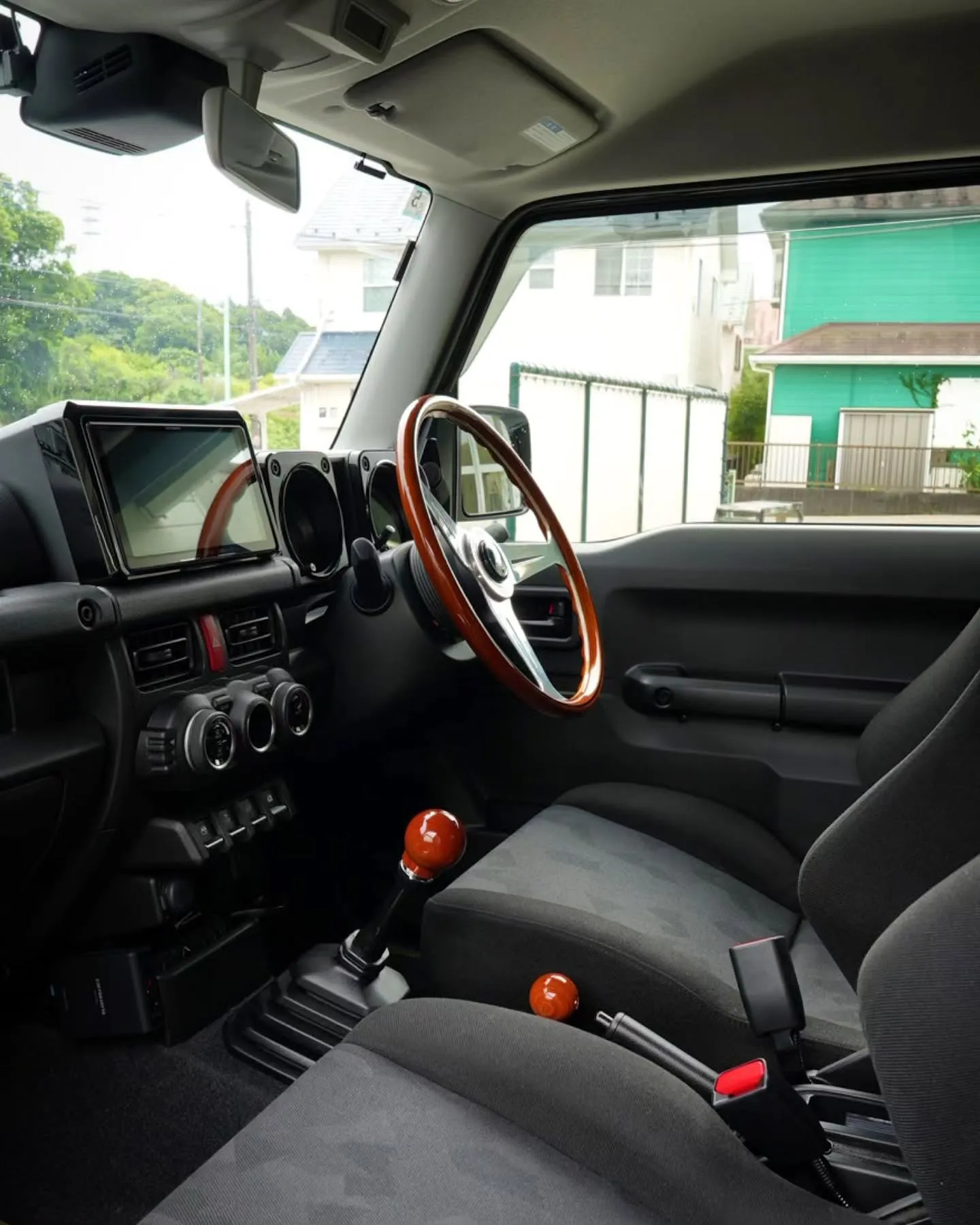 ジムニーの内装にウッドを入れるという選択肢…アリだと思います...