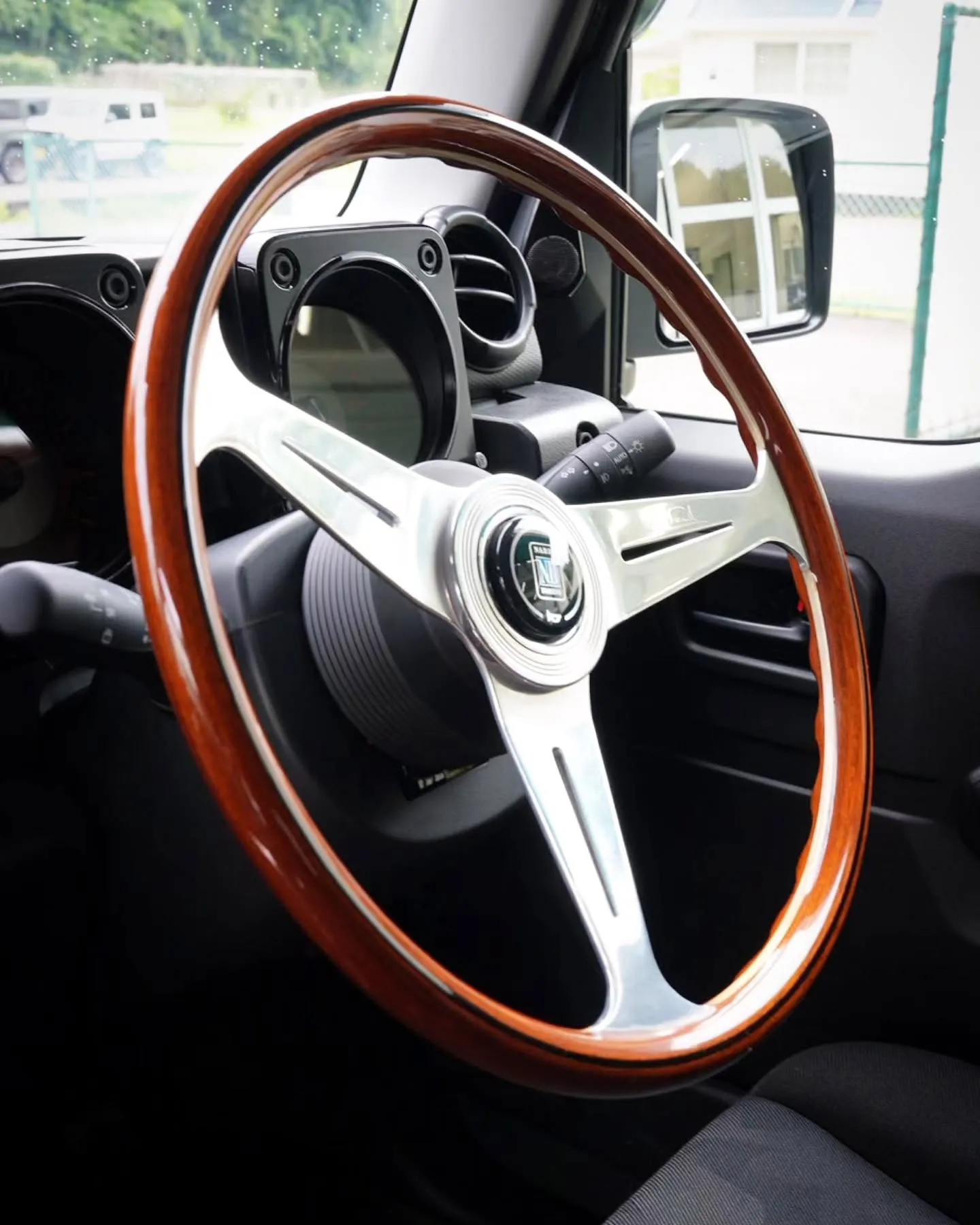 ジムニーの内装にウッドを入れるという選択肢…アリだと思います...