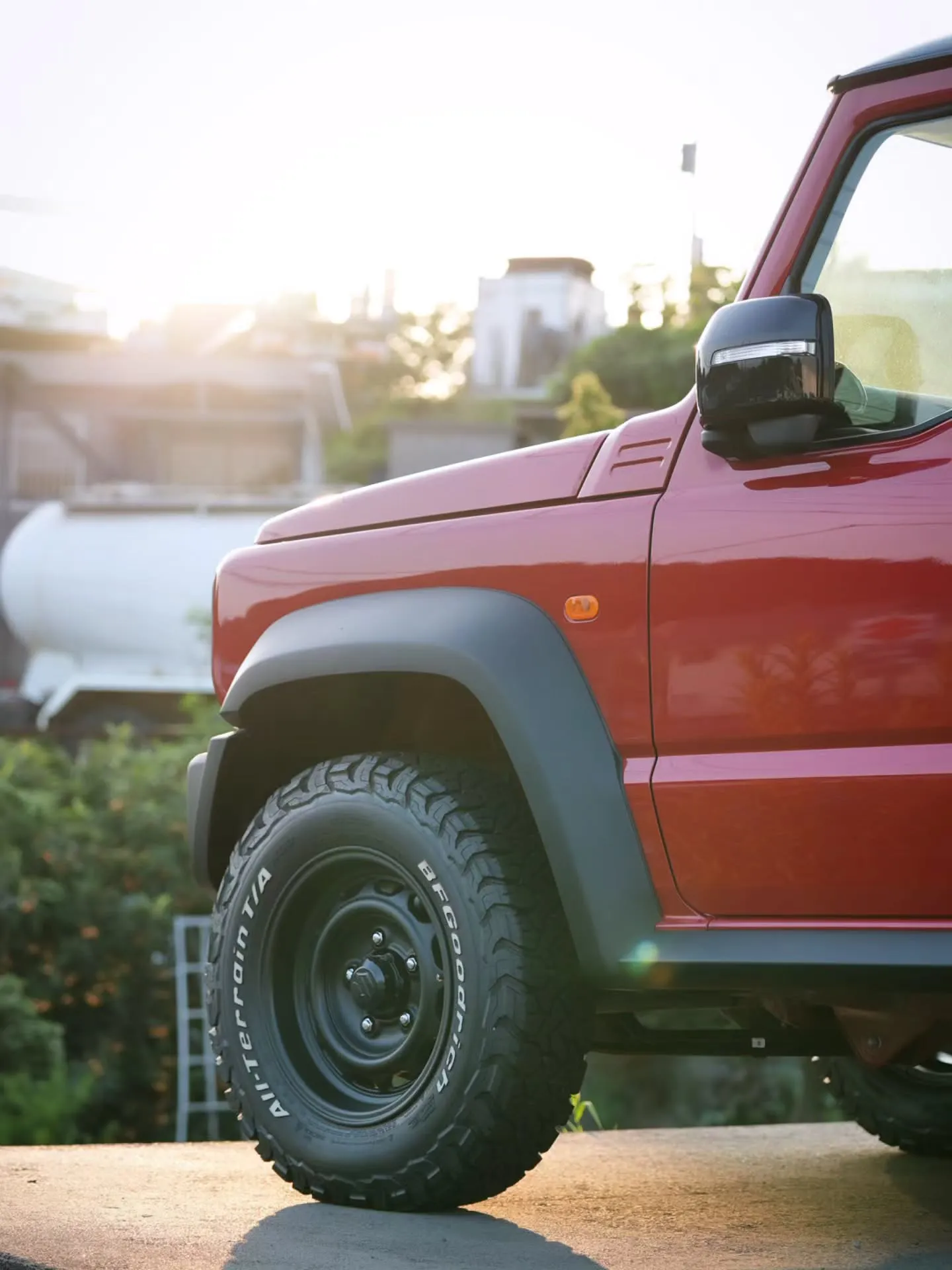 そろそろジムニーノマドを町中で見かけるようになってきましたね...