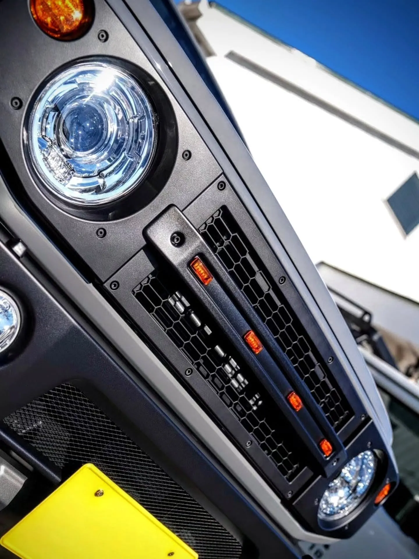 レイヤードグリルオプションの4灯マーカーバーの装着イメージで...