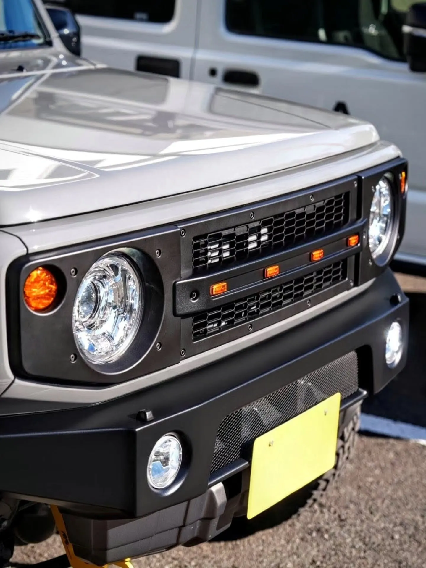 レイヤードグリルオプションの4灯マーカーバーの装着イメージで...