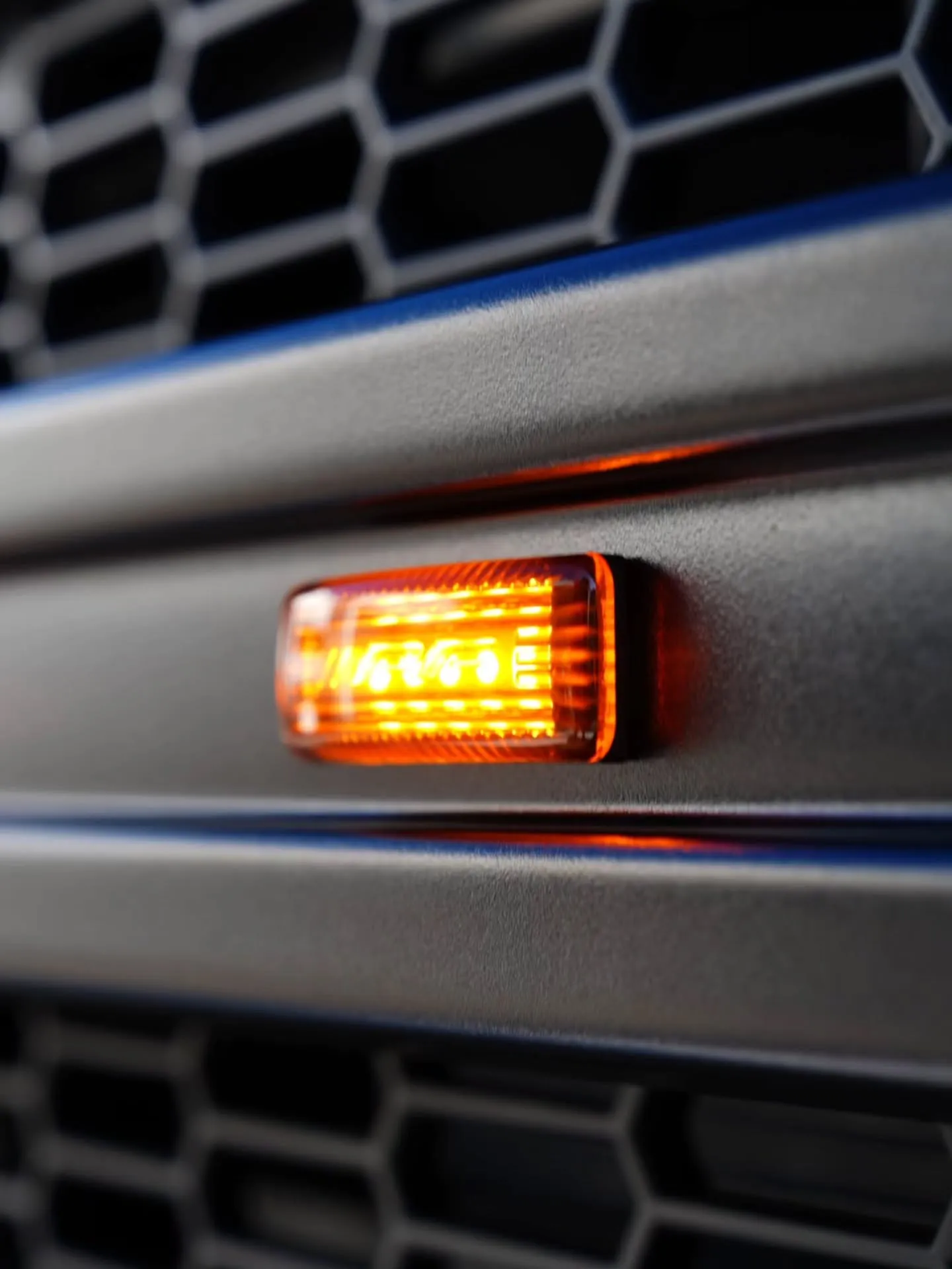 レイヤードグリルオプションの4灯マーカーバーの装着イメージで...