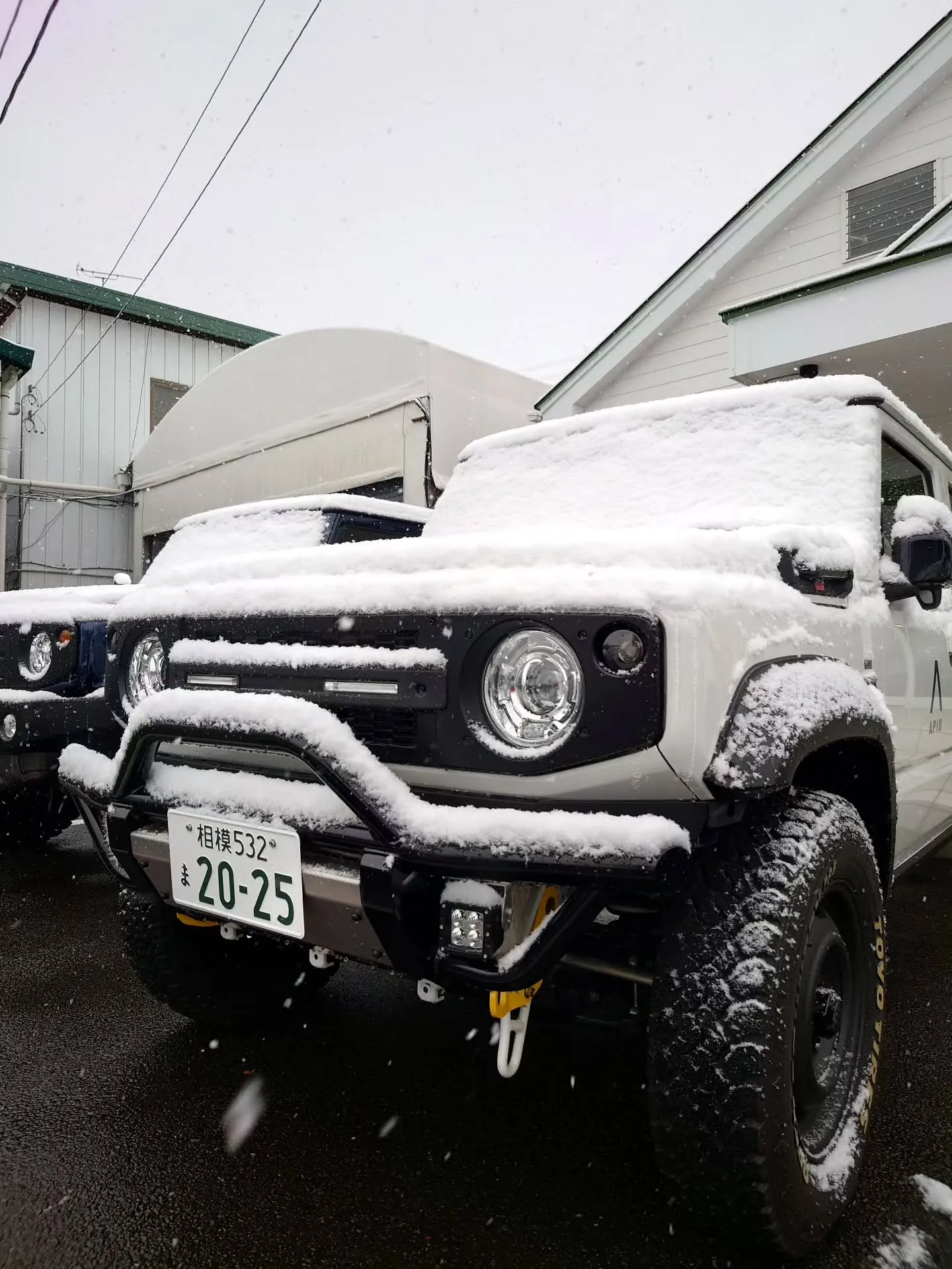 本日、アピオ周辺では今年初積雪です。