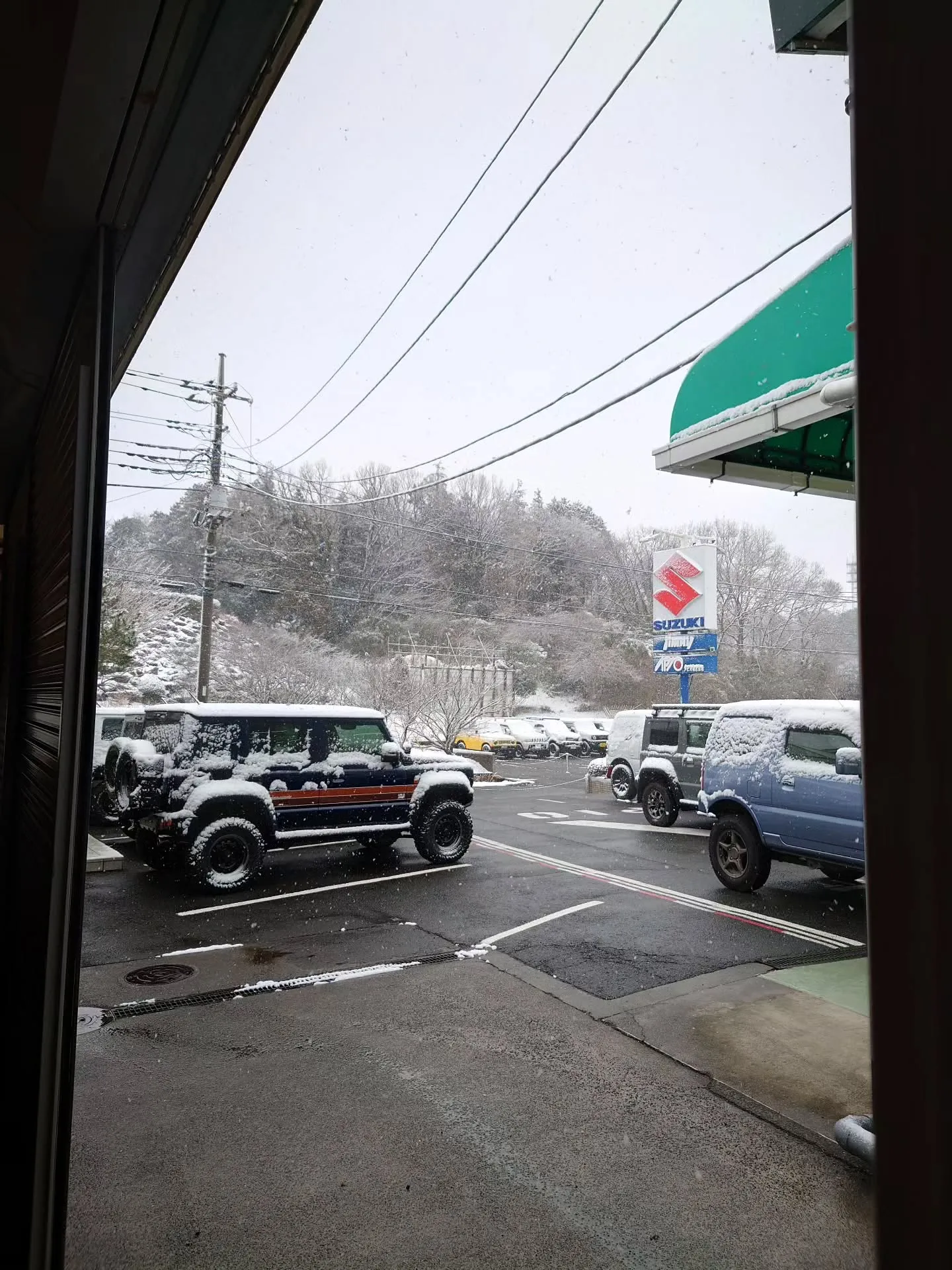 本日、アピオ周辺では今年初積雪です。