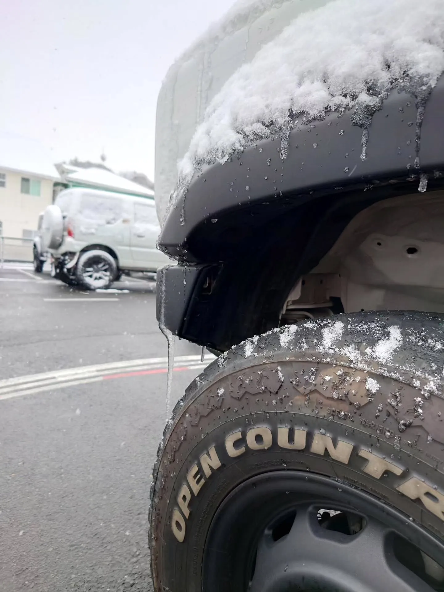 本日、アピオ周辺では今年初積雪です。