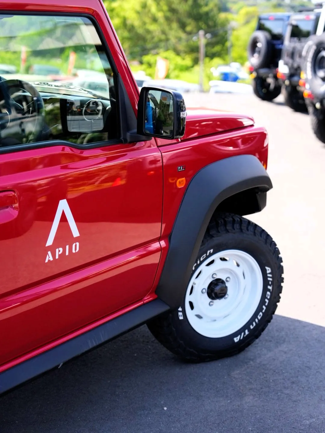 ジムニーノマドの赤「シズリングレッドメタリック」にいかがでし...