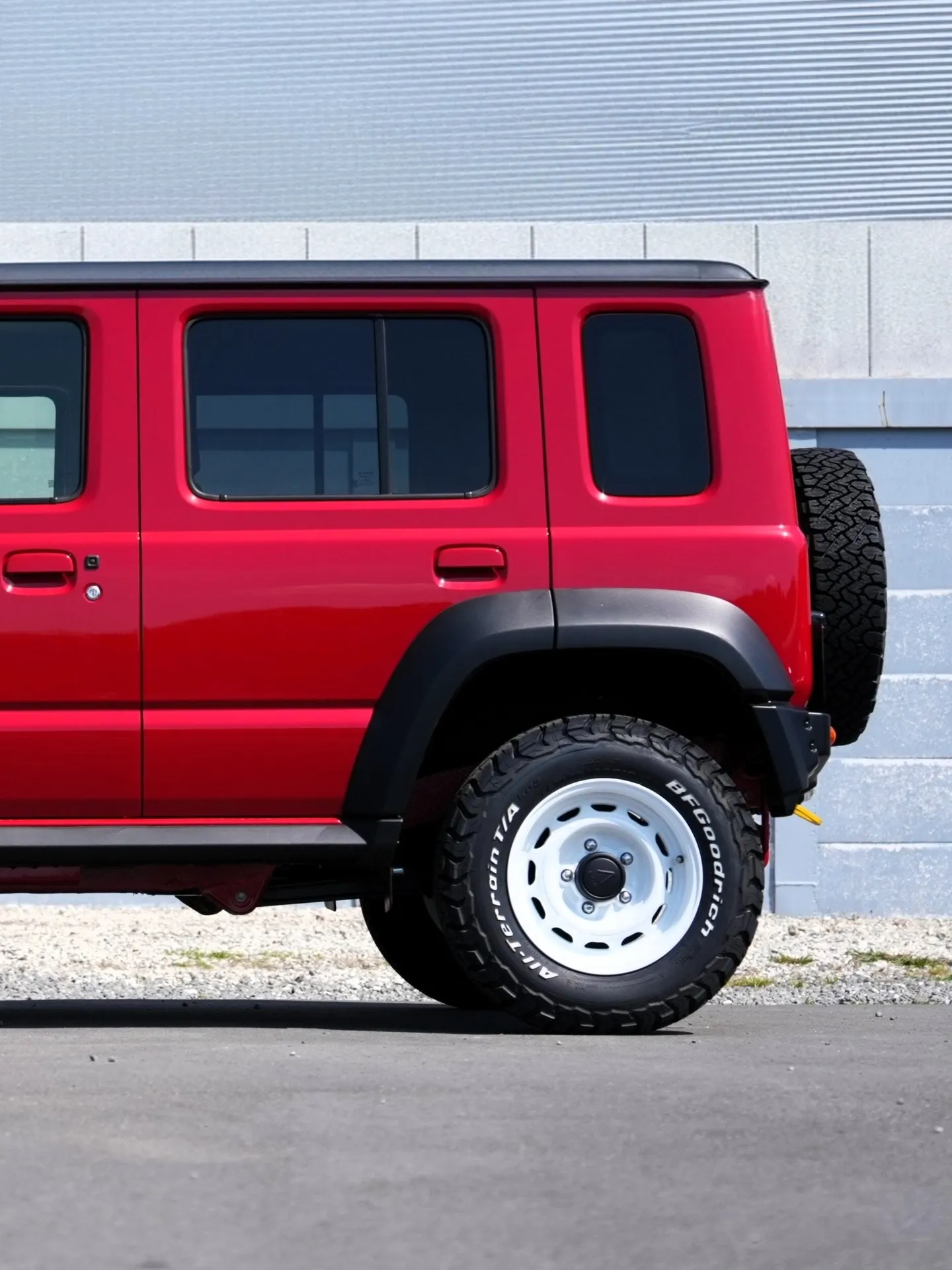 ジムニーノマドの赤「シズリングレッドメタリック」にいかがでし...