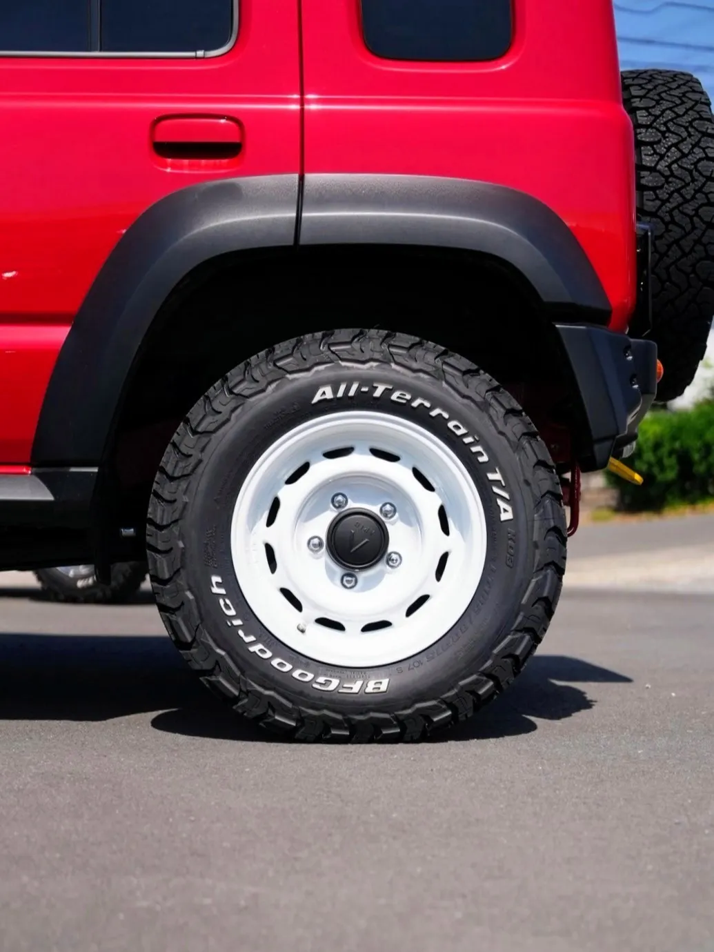 ジムニーノマドの赤「シズリングレッドメタリック」にいかがでし...