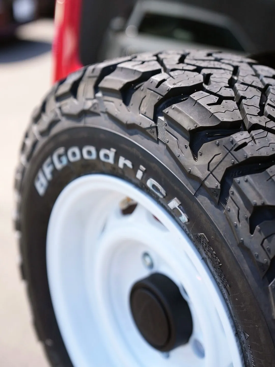 ジムニーノマドの赤「シズリングレッドメタリック」にいかがでし...