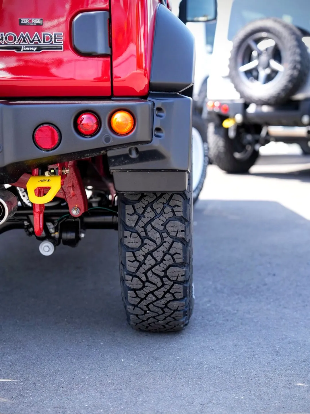 ジムニーノマドの赤「シズリングレッドメタリック」にいかがでし...